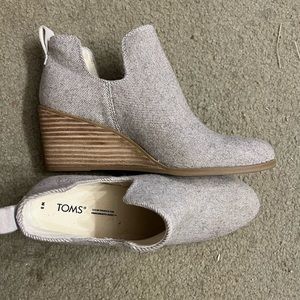 TOMS kallie wedge size 8